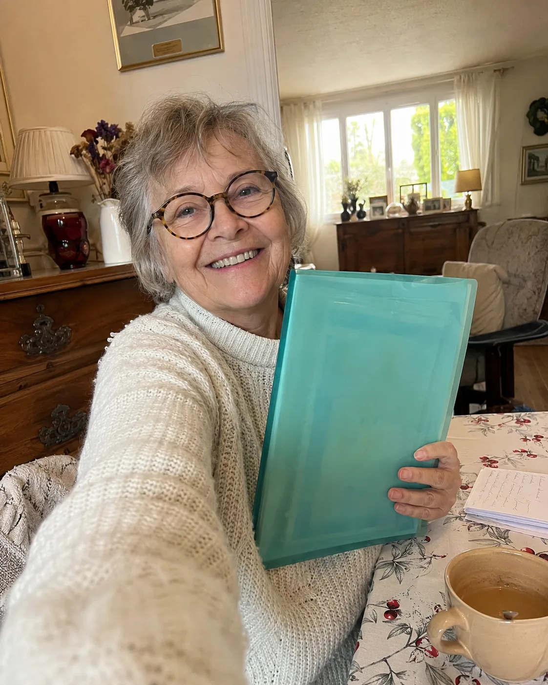 Monique G. avec son classeur turquoise rempli