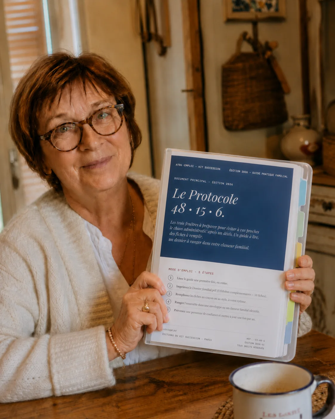 Cliente Kit Succession présentant le Protocole 48-15-6 dans sa cuisine
